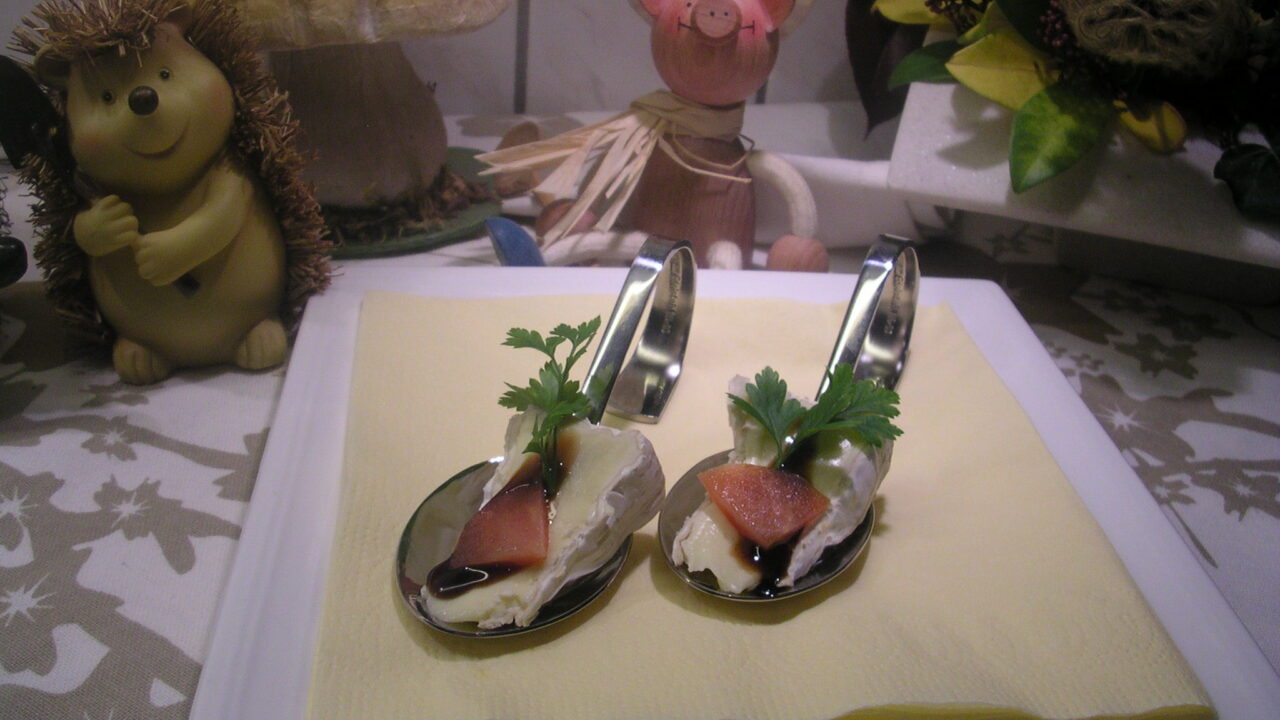 Hapje : camembert met appelsien balsamico dressing