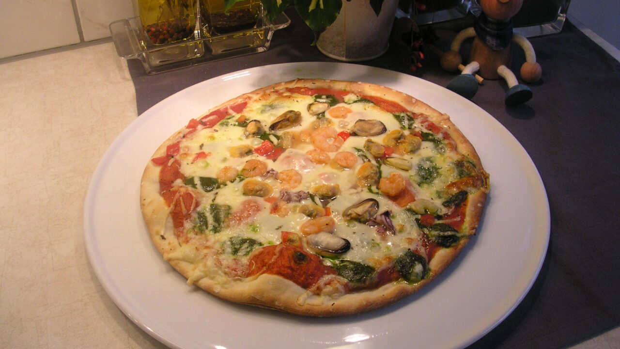 Pizza met zeevruchten en spinazie