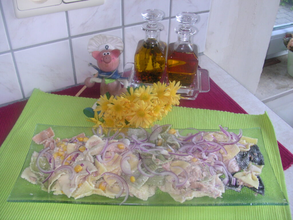 Strikjes pasta tricolore met tonijn