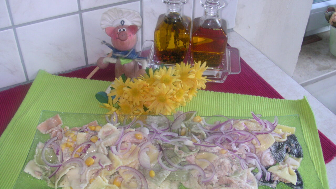 Strikjes pasta tricolore met tonijn