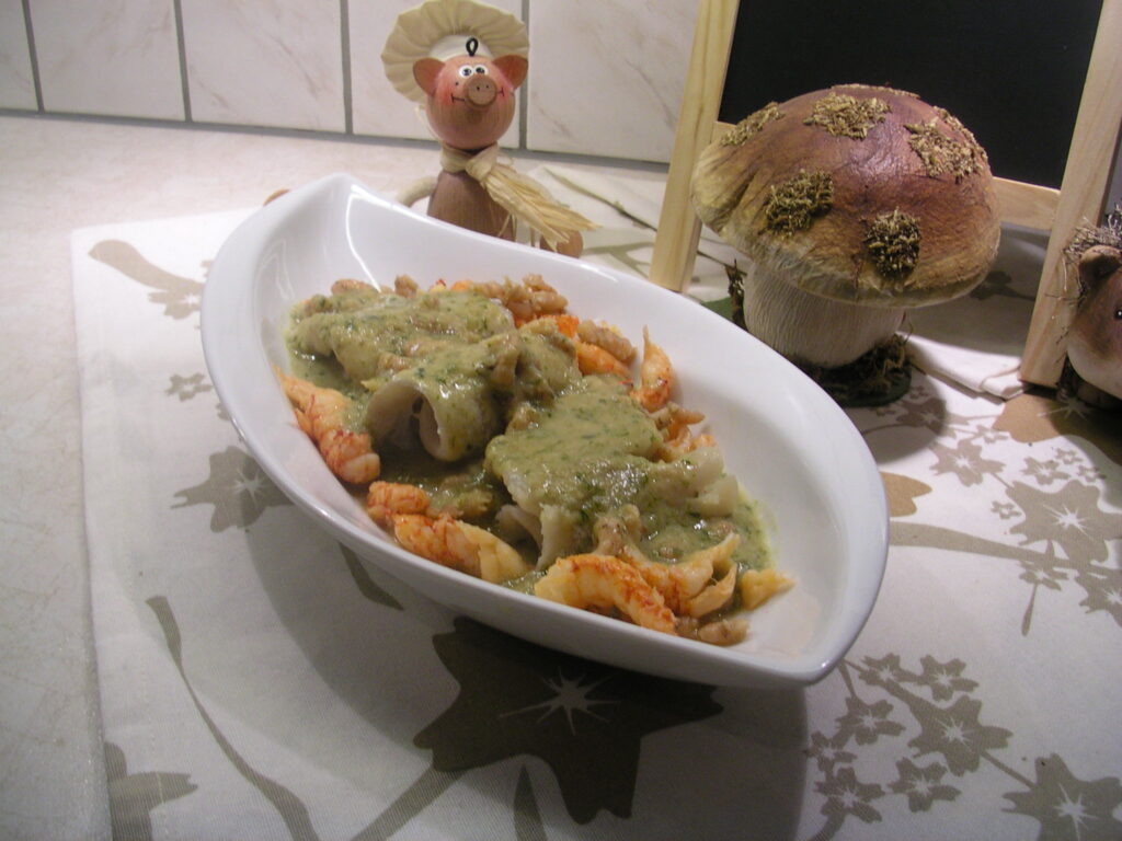 Opgerolde pangasiusfilet in een kervelsausje