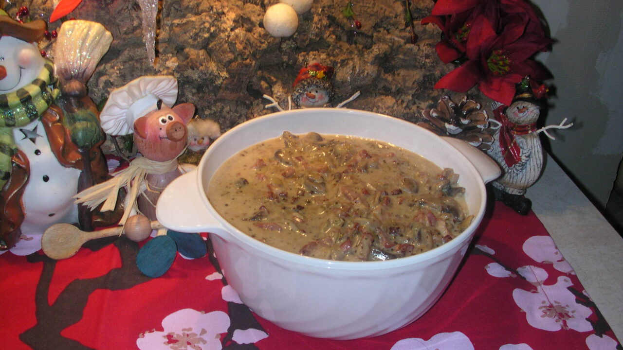 Saus : Pasta sauce with mushrooms and smoked bacon