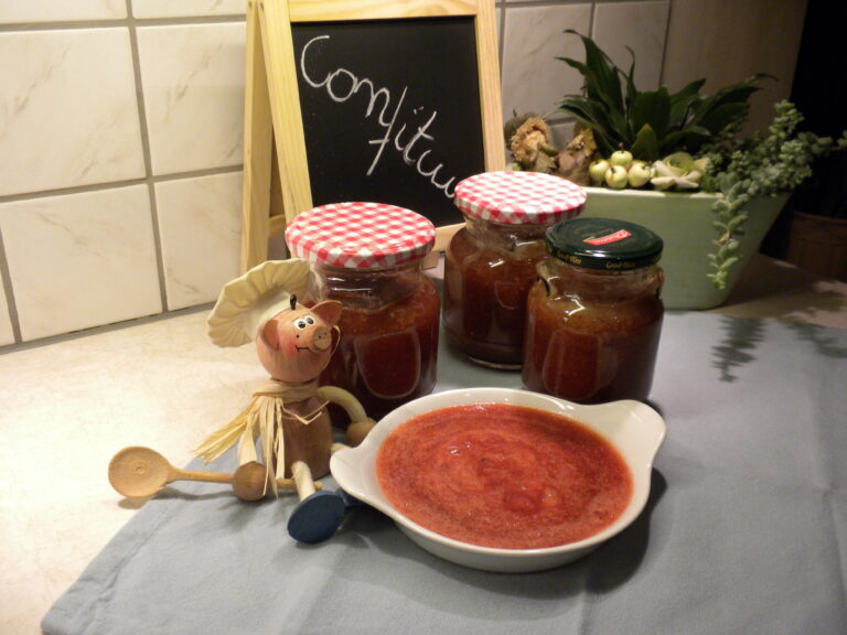 Confituur met verse munt, aardbeien en rabarber