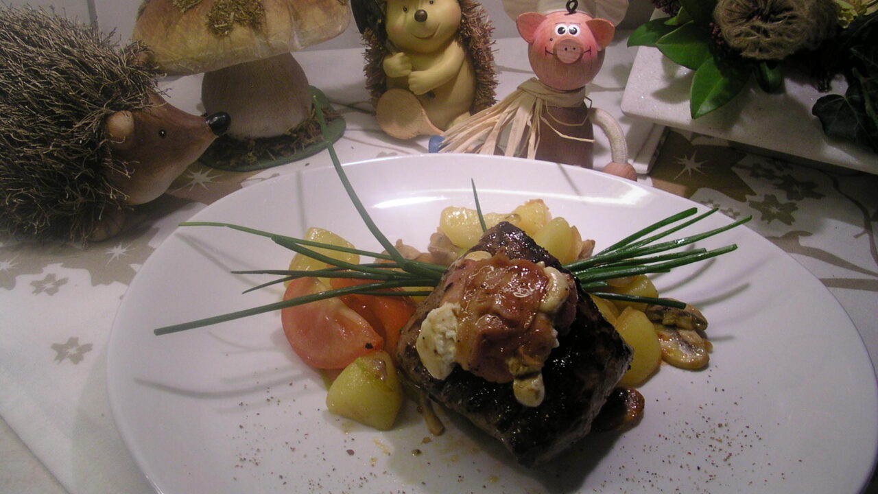 Gegrilde everzwijn steak met geitenkaas