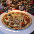 Pizza rijkelijk gevuld …en gerookte kip