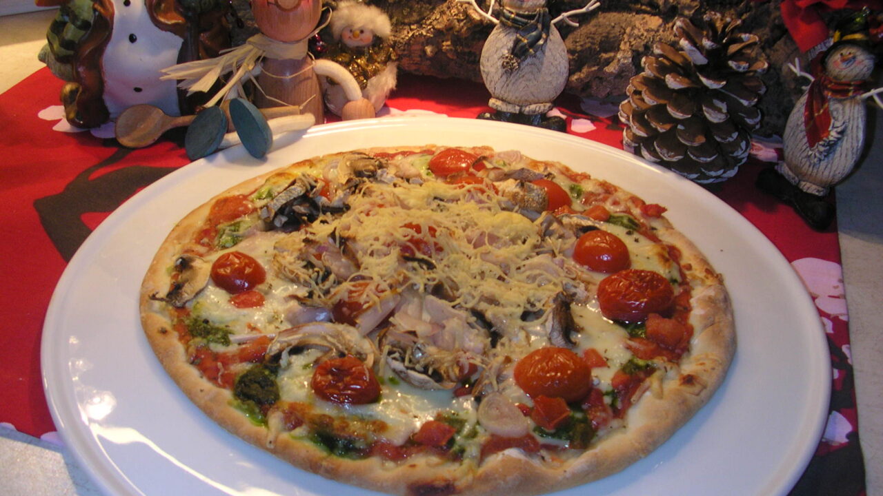 Pizza rijkelijk gevuld …en gerookte kip