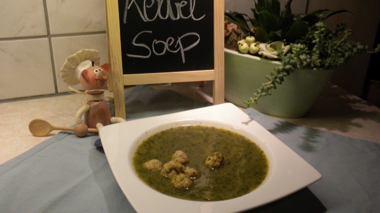 Soep : chervil soup with meatballs