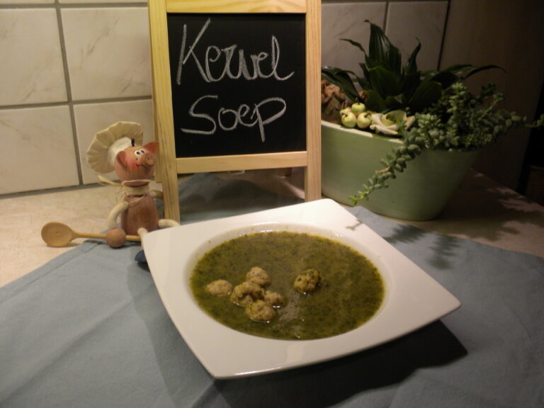 Soep : chervil soup with meatballs