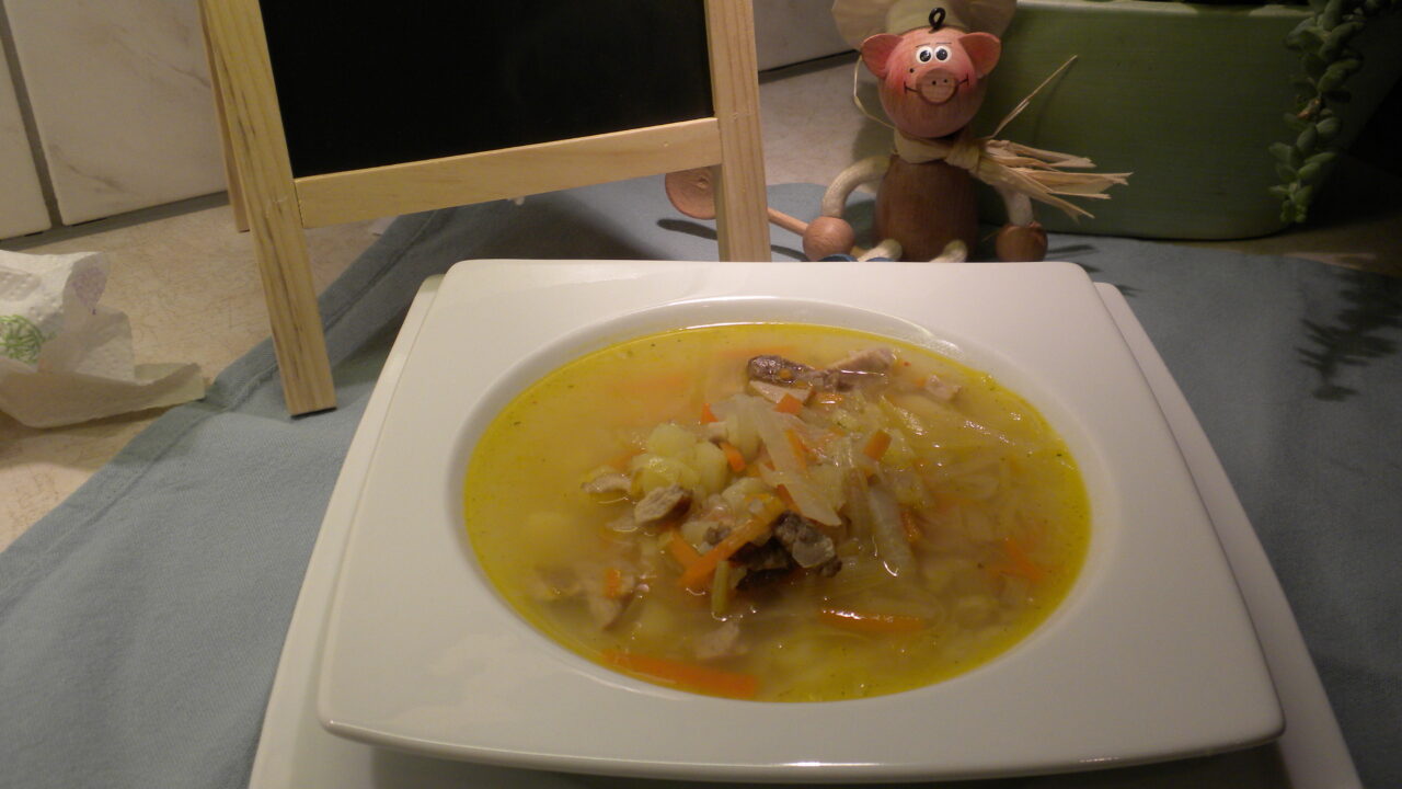 Soep : heldere bouillon met groenten en vlees