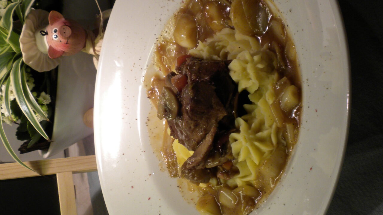 Blinde vink in een nestje van puree
