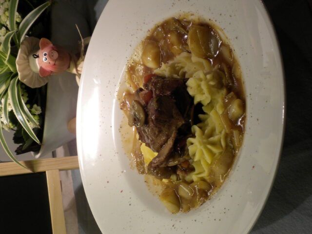 Blinde vink in een nestje van puree