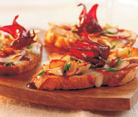 Hibiscus, brie en amandel crostini