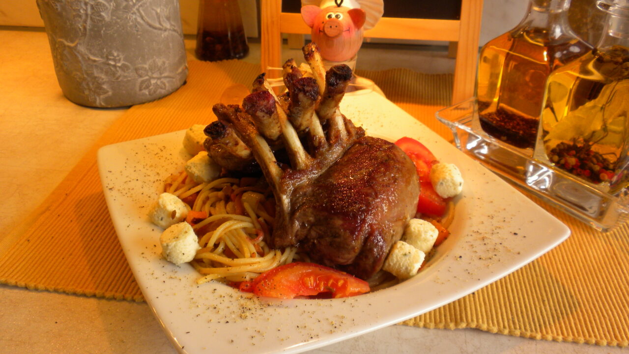 Lamskroon met pasta en pittige groenten