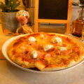 Pizza met scampi’s , gerookte zalm en kruidenkaas