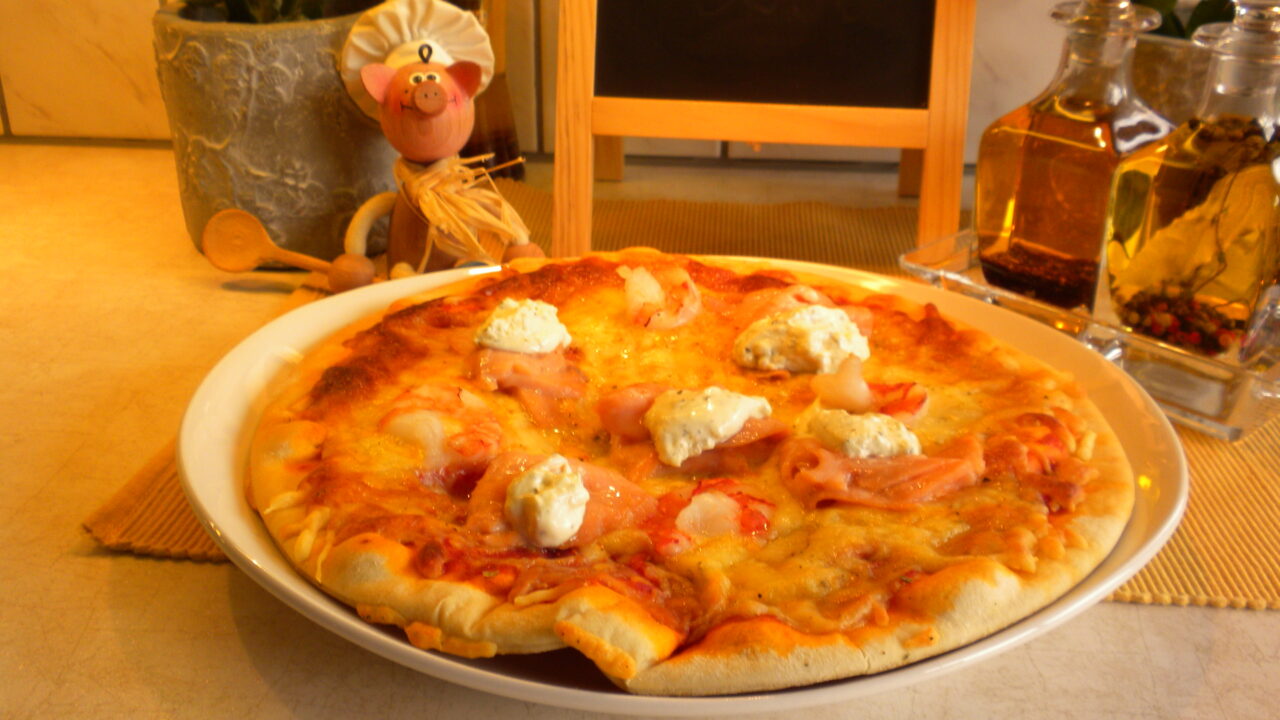 Pizza met scampi’s , gerookte zalm en kruidenkaas