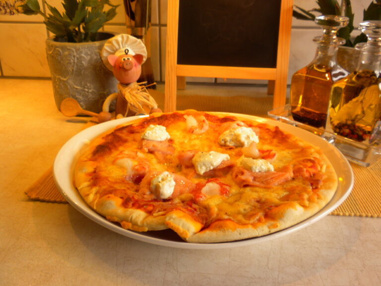 Pizza met scampi’s , gerookte zalm en kruidenkaas