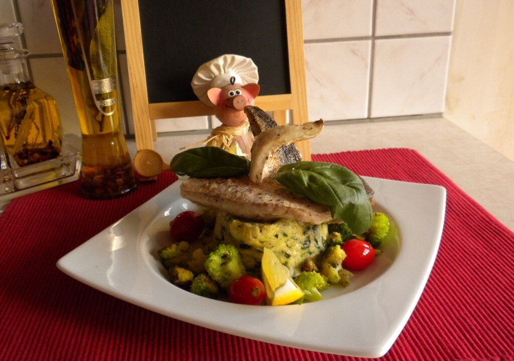 Rode poon op een bedje van basilicum – broccoli puree