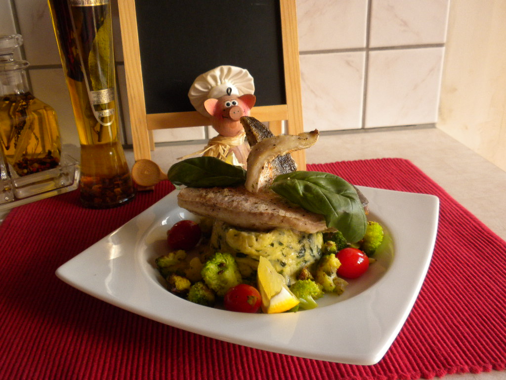Rode poon op een bedje van basilicum – broccoli puree