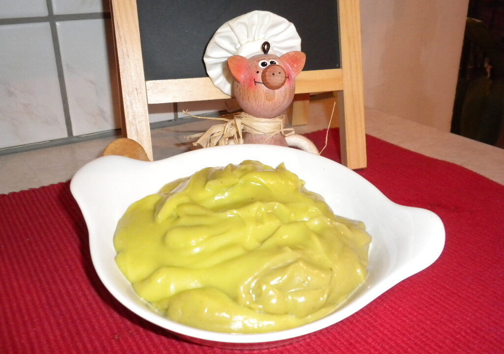 Sausje dessert met avocado