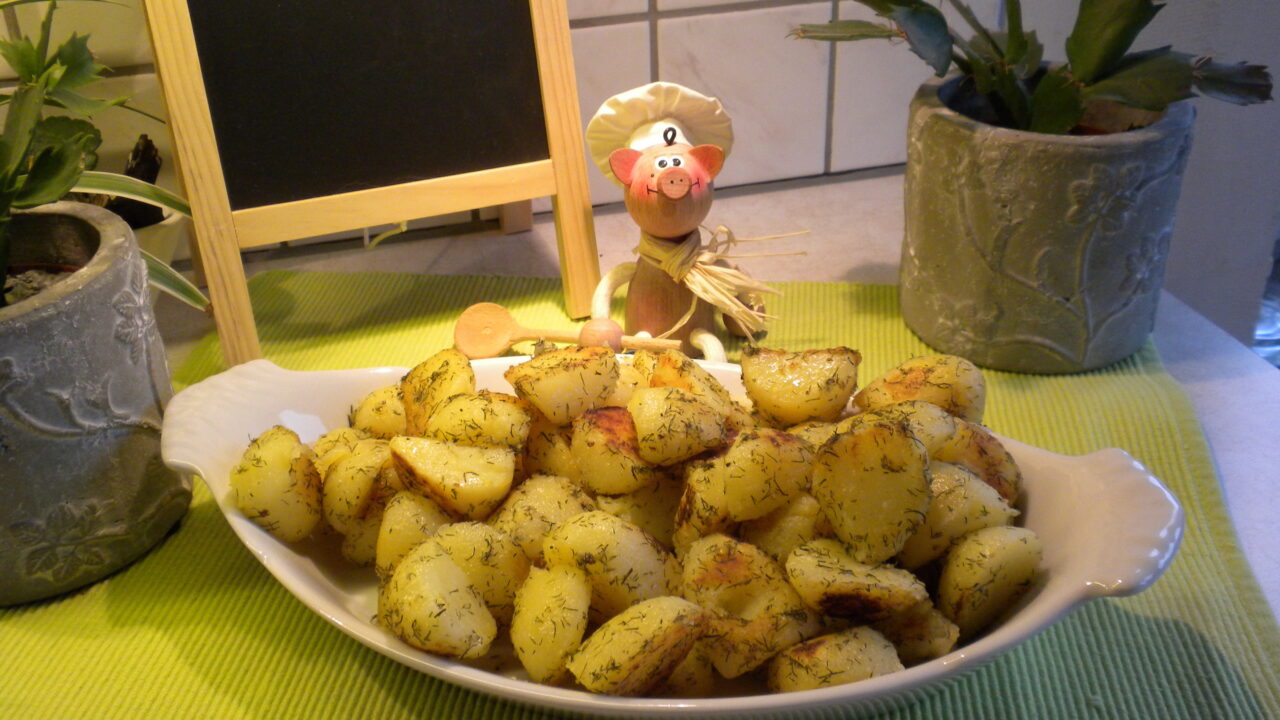 Aardappelen goed gekruid met dille en zwarte peper