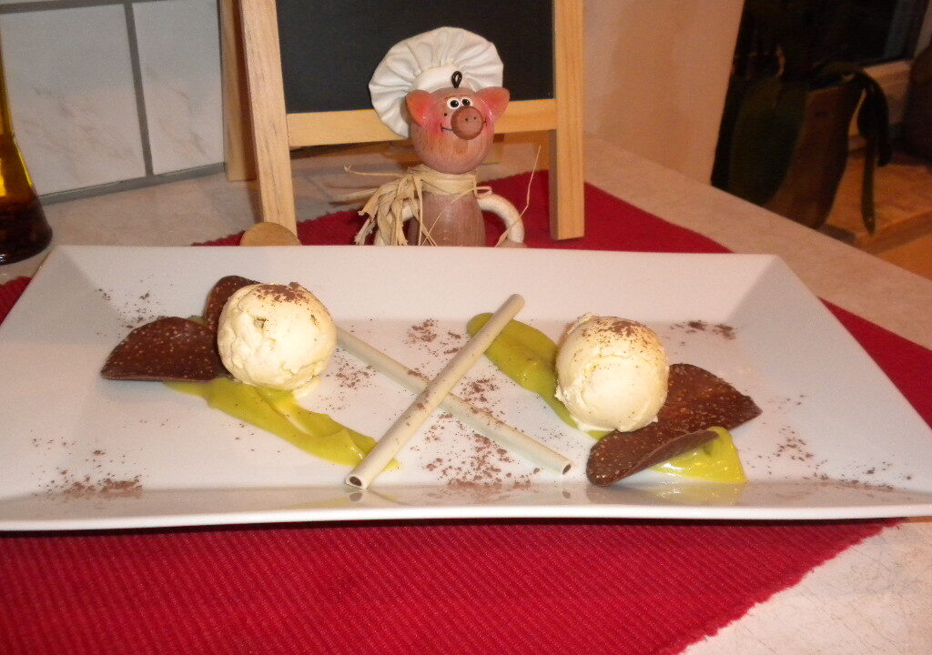 Dessert: vanille ijs met avocadosaus