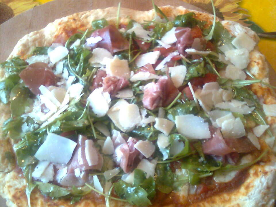 Plaatpizza met rucola en parmaham