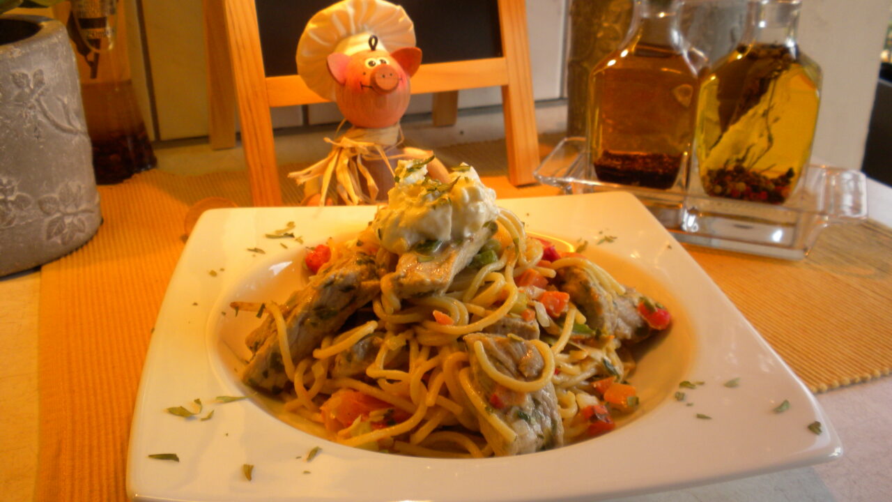 Spaghetti met kalfsmedaillon met zure room en fijne groenten