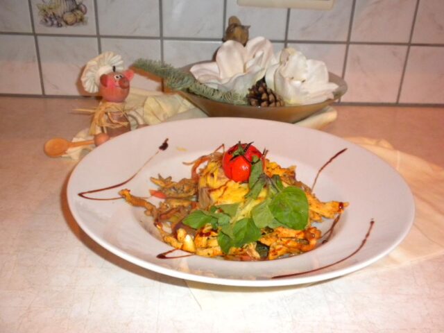 Kip met opgewokte groenten en een surprise van aardappelpuree