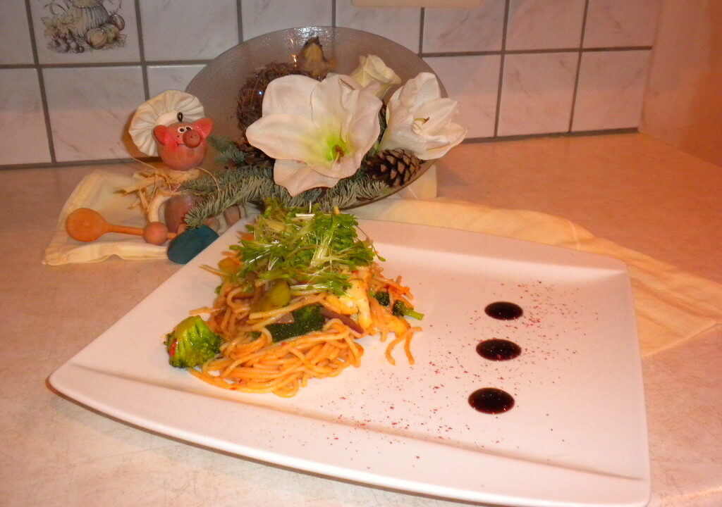 Vegetarische pasta met een coulis van rode en oranje paprika