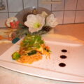 Vegetarische pasta met een coulis van rode en oranje paprika