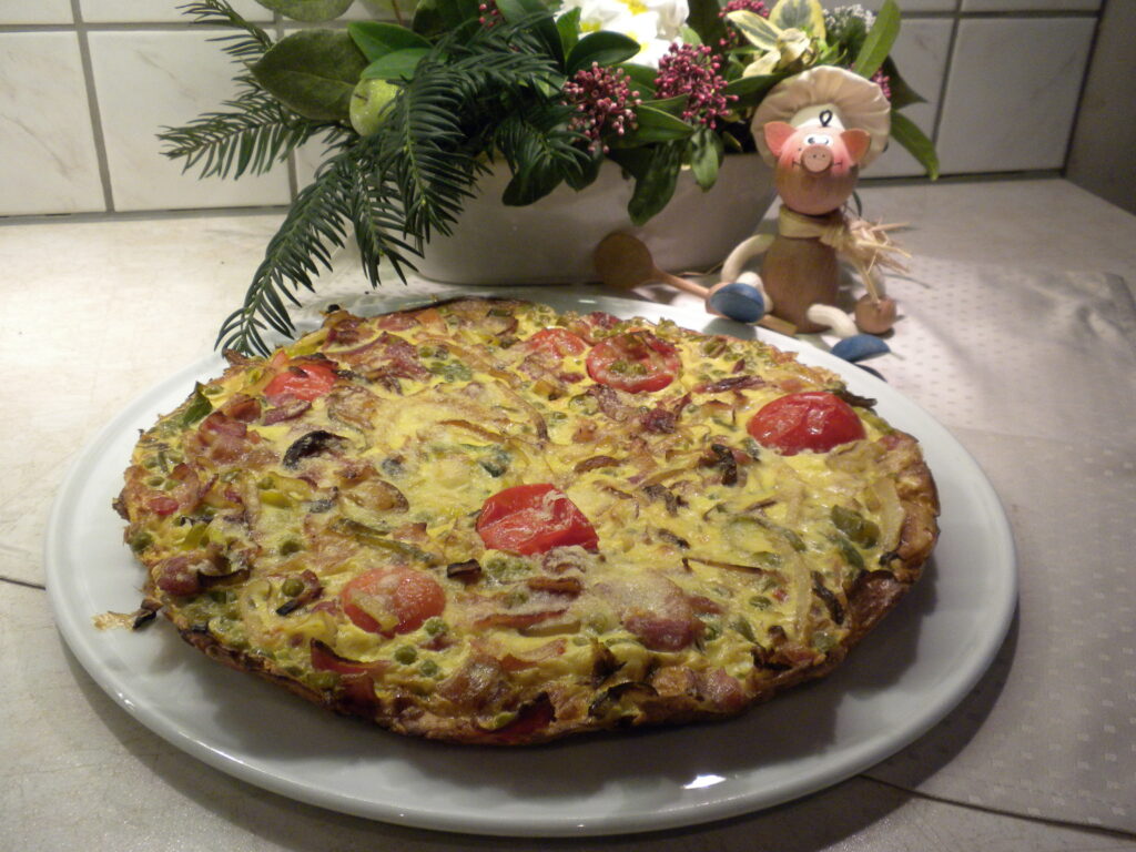 Omelet met ontbijtspek en verse lentegroenten