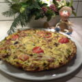 Omelet met ontbijtspek en verse lentegroenten