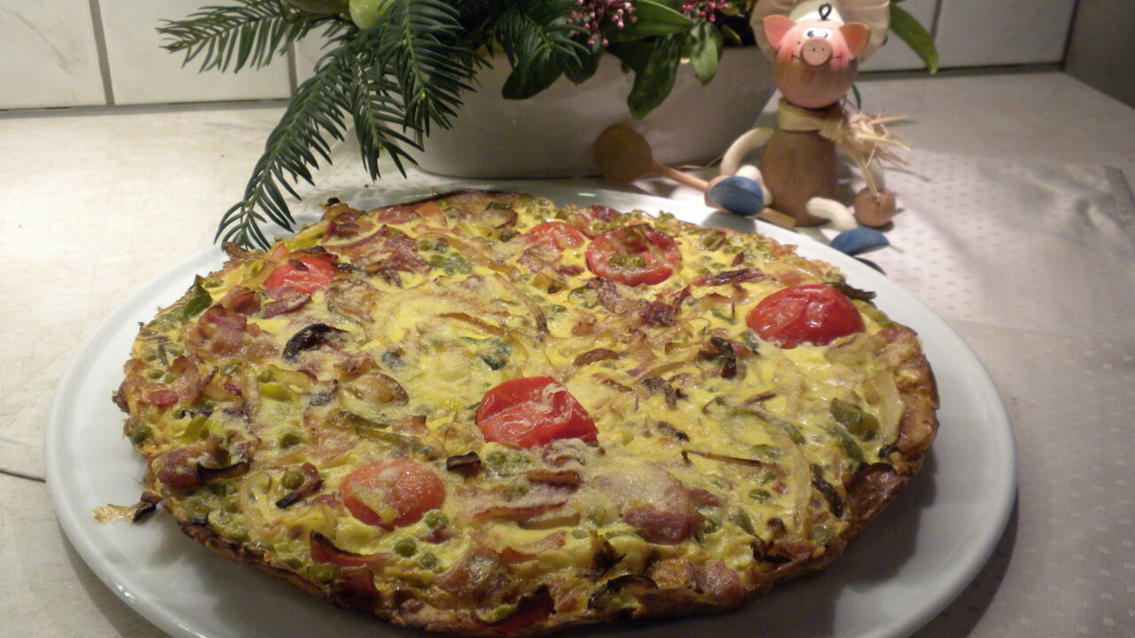 Omelet met ontbijtspek en verse lentegroenten