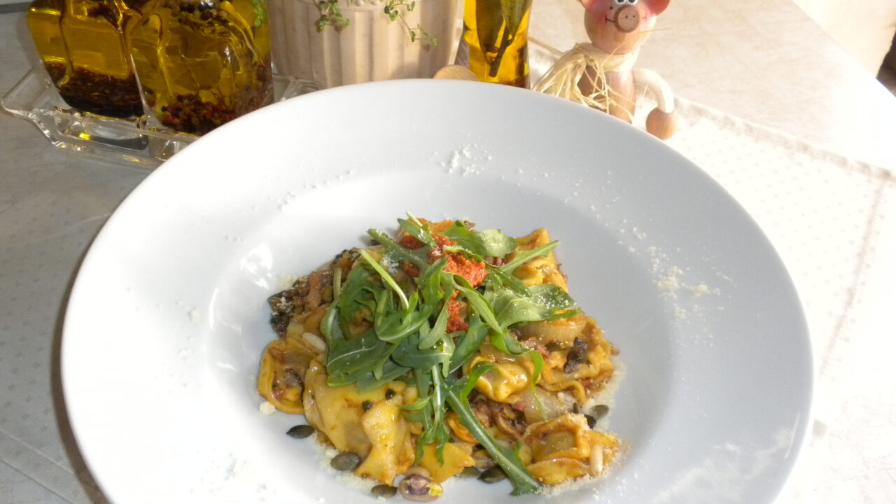 Tortelloni met een tapenade van zongedroogde tomaten