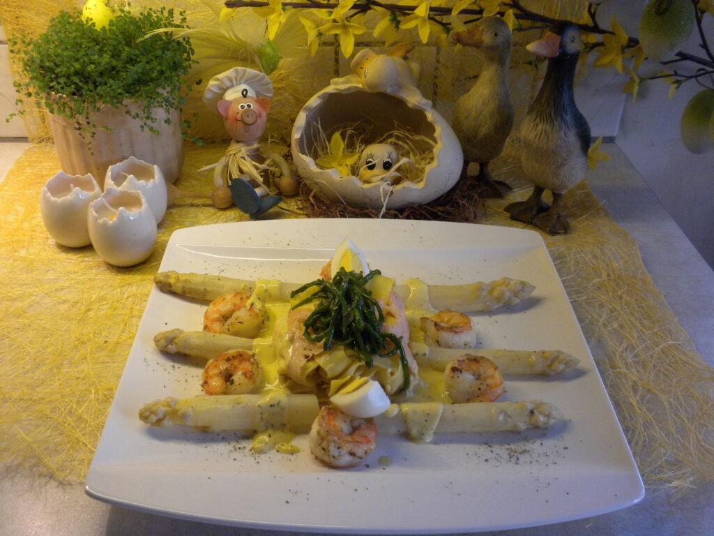 Asperges vergezeld van scampi’s , pasta in gerookte zalm