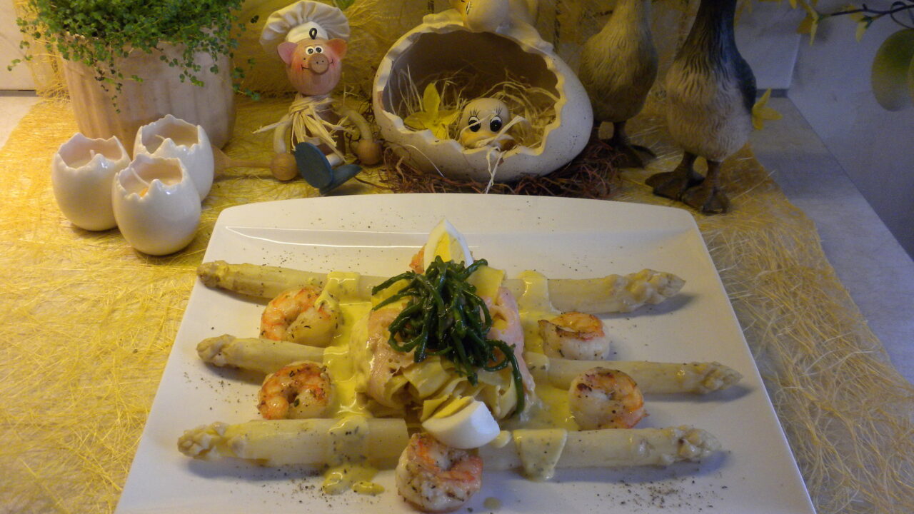 Asperges vergezeld van scampi’s , pasta in gerookte zalm