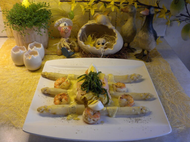 Asperges vergezeld van scampi’s , pasta in gerookte zalm