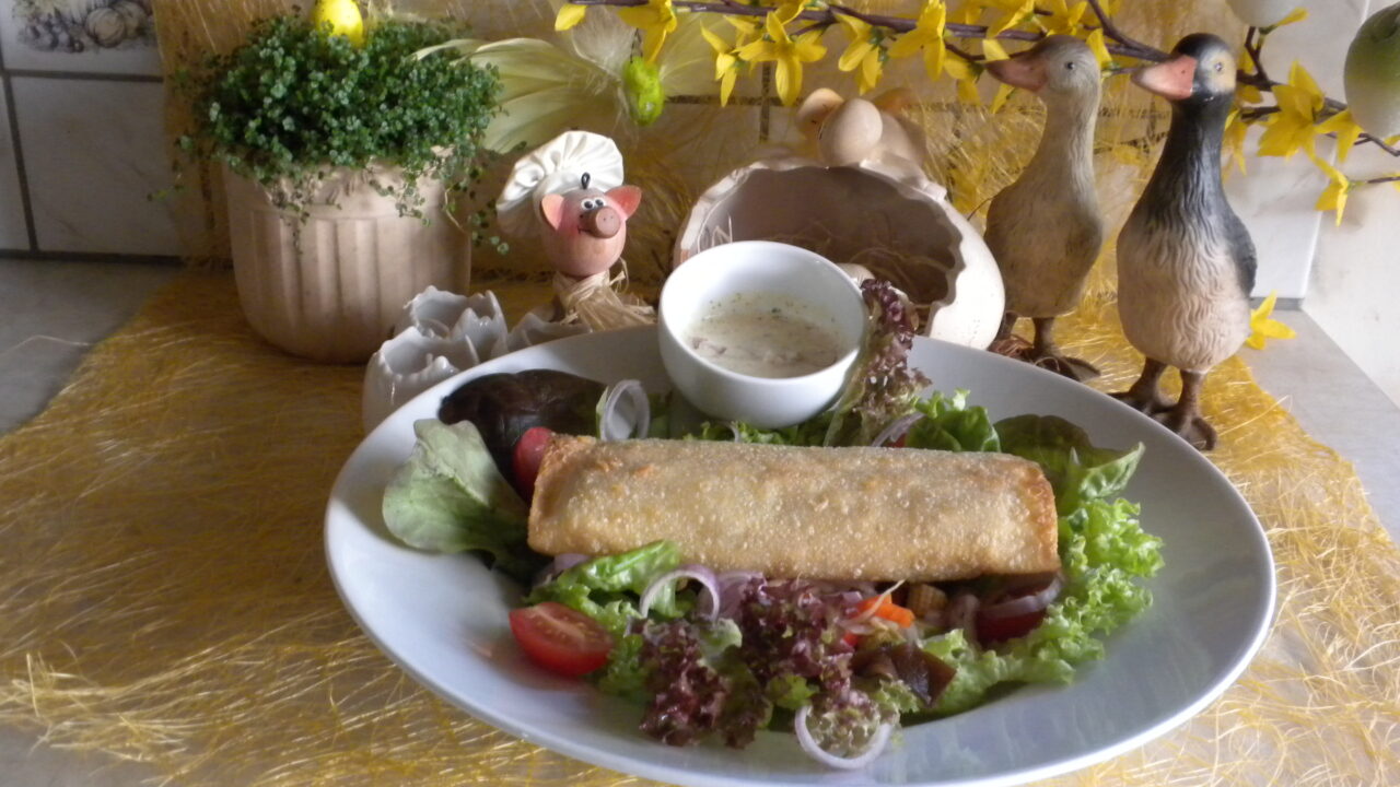 Loempia met vis op een bedje van salade
