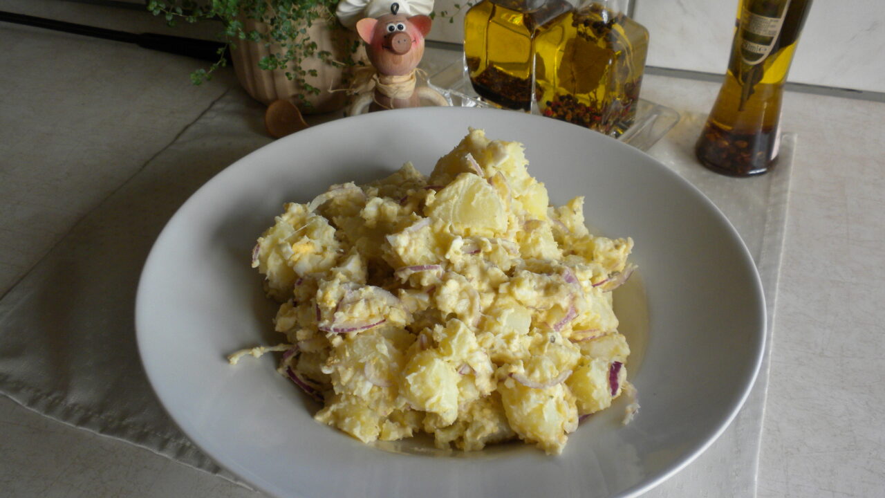 Aardappelsla met rode ajuin en eikes