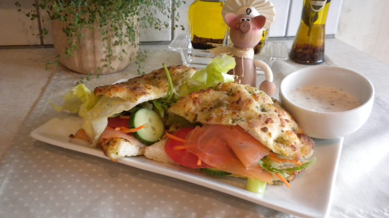 Focaccia met mozzarella, gerookte zalm en garnituren