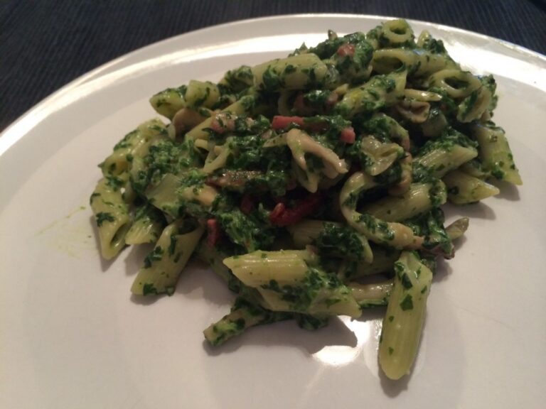 Penne met spinazie en paddenstoelen