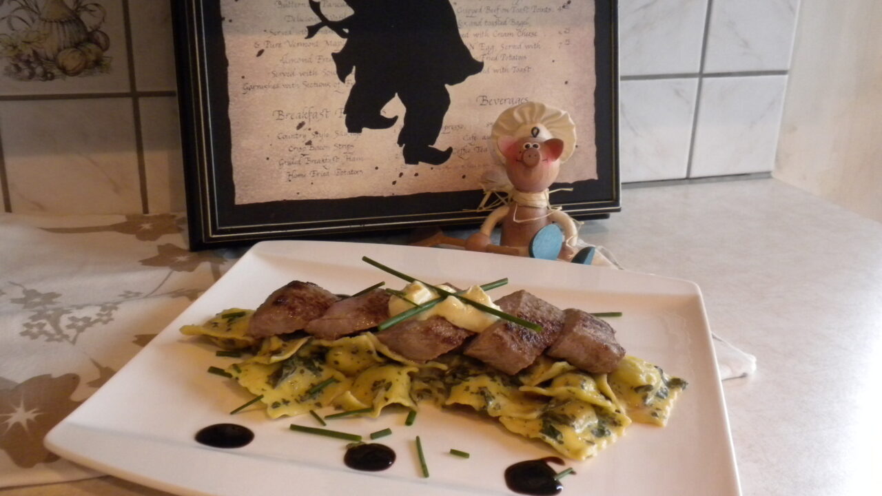 Lamsfilet op een bedje van ravioli met spinazie