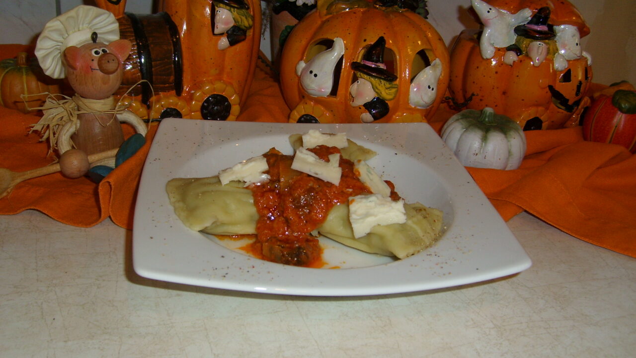 Maultaschen met een pittig tomatensausje en gorgonzola