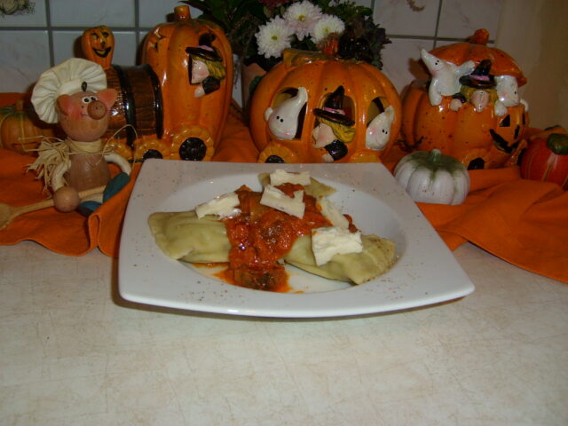 Maultaschen met een pittig tomatensausje en gorgonzola