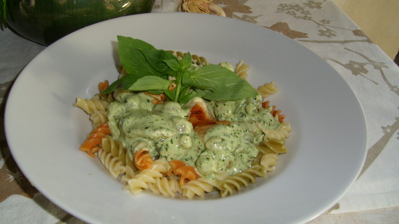 Tricolore pasta met kip vergezeld met een fris sausje