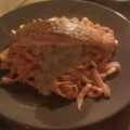 Oranje pasta met champignonsaus en zalm