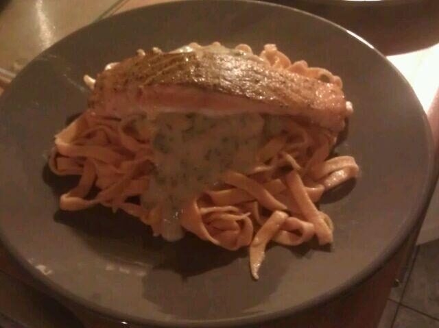 Oranje pasta met champignonsaus en zalm