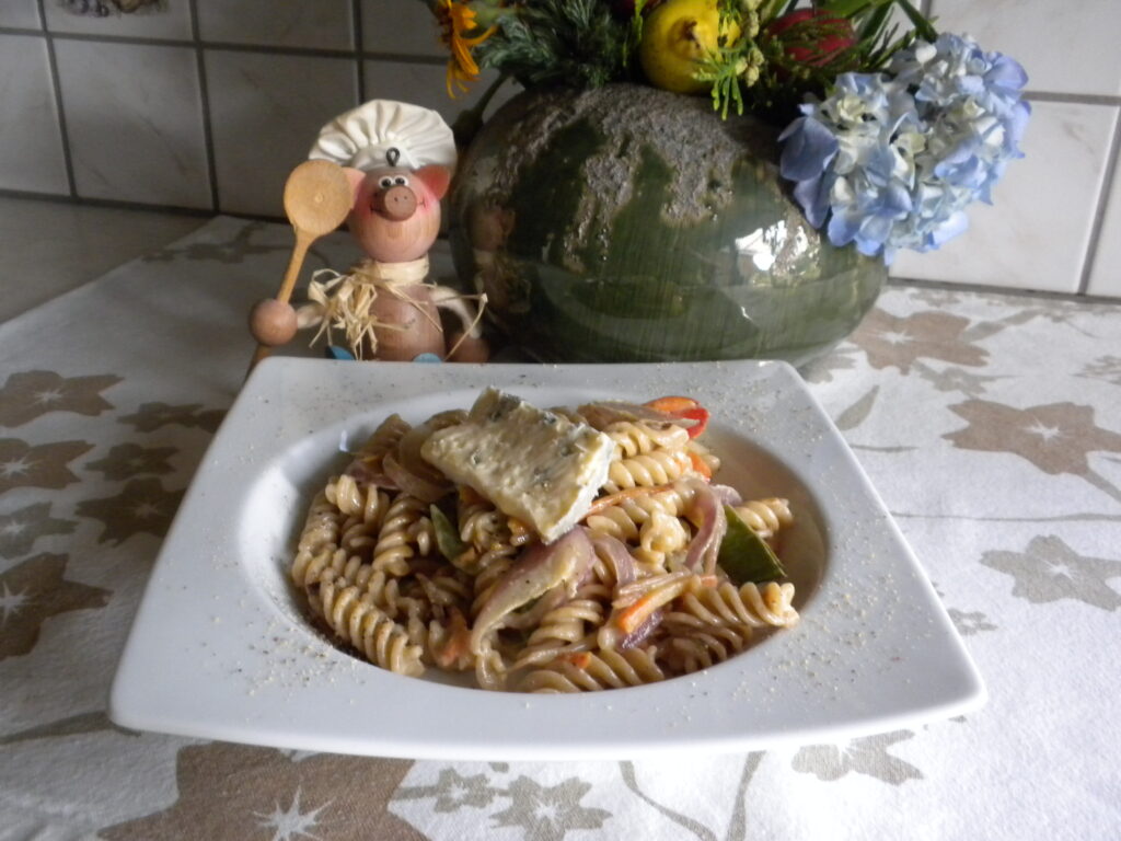 Pasta gewenteld in een romige kaas