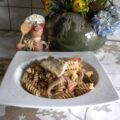Pasta gewenteld in een romige kaas