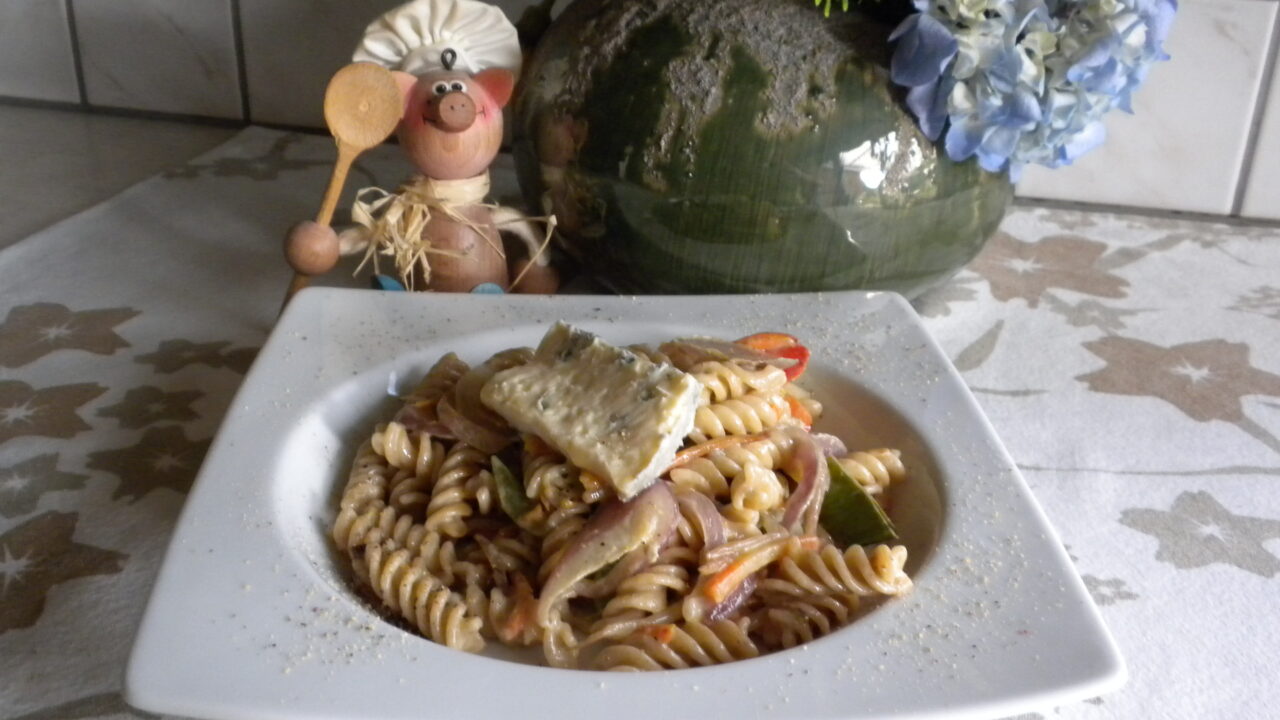 Pasta gewenteld in een romige kaas